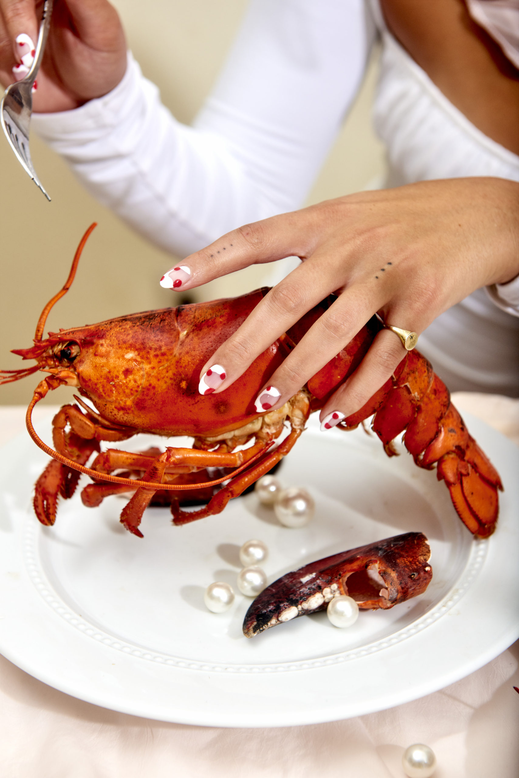 Yasara Gunawardena – Pearls – Lobster Hand